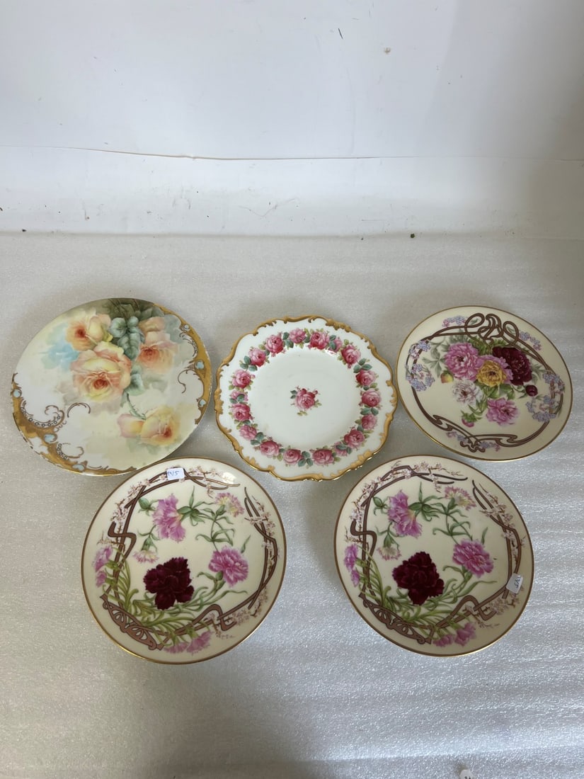 Good Quality Hand Painted Plates inc Limoges (5): Ovington Bros. Limoges France (3); T & D France; Cauldon England Dulin & Martin. Five in the lot. 9" to 8 1/2"