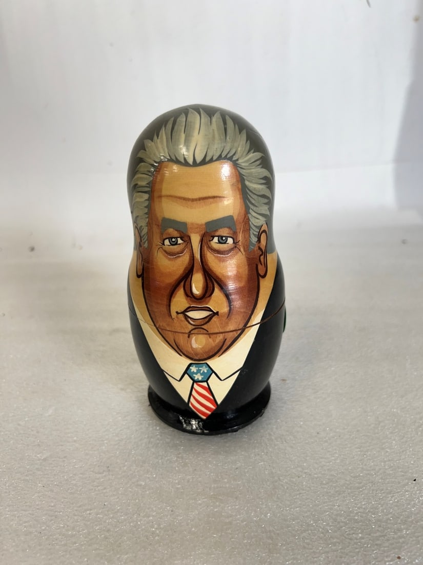 Bill Clinton/Monica Lewinsky Nesting Dolls: Amusing set of nesting dolls for doll/toy collector or political collector. Bill Clinton/Monica Lewinsky nesting dolls.