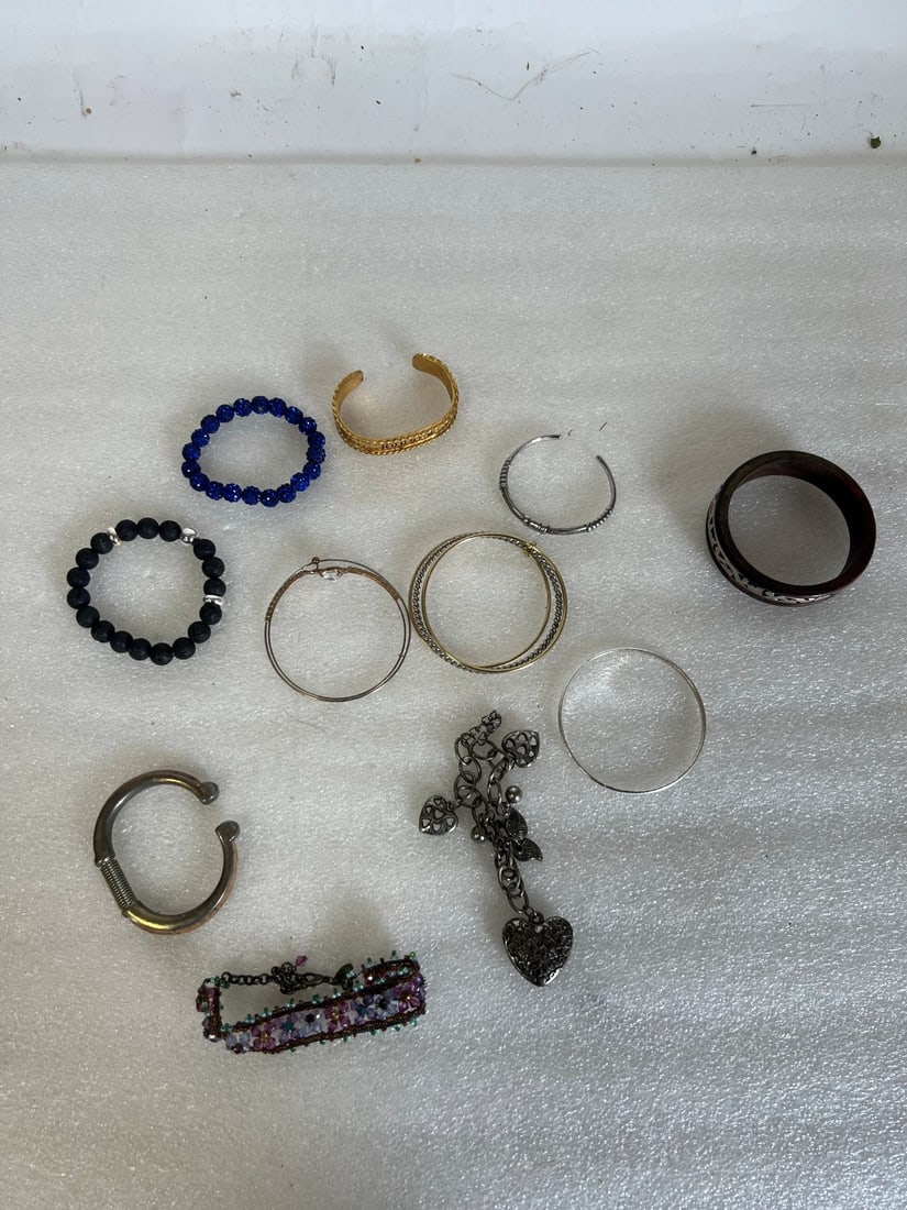 Bag Lot Varied Vintage Braceles (12): As pictured
