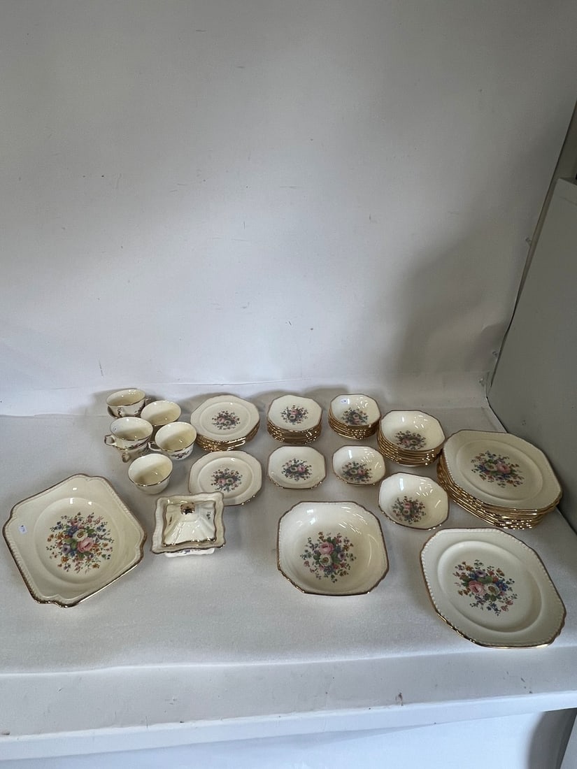 Vintage Salem Co Dinnerware Heirloom Pattern (51): 7cups and 8saucers, 8 dinner plates 1 serving bowl, creamer, covered sugar, 8 desserts, 8 soup bowls, eight bread and butter pates and a platter. 51 pcs in the lot.