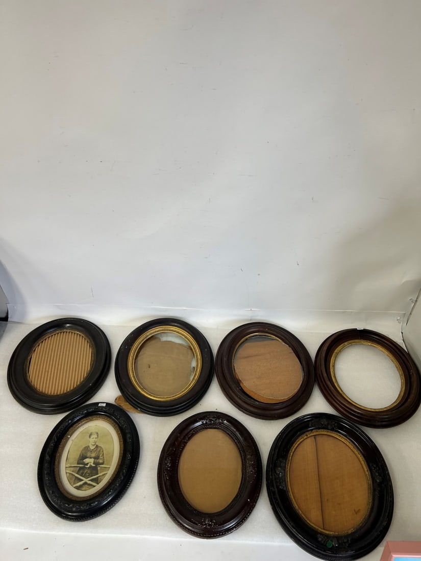 Lot of Vintage Oval Frames (7): 7 in the lot. Some with gilt interior rims. Some carved.