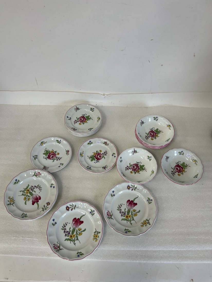 Spode Marlboorough Sprays Bowls & Plates (17): Six bowls, 6 1/2", seven plates, 7: and four plates, 8" 17 pcs. in the lot. As pictured.