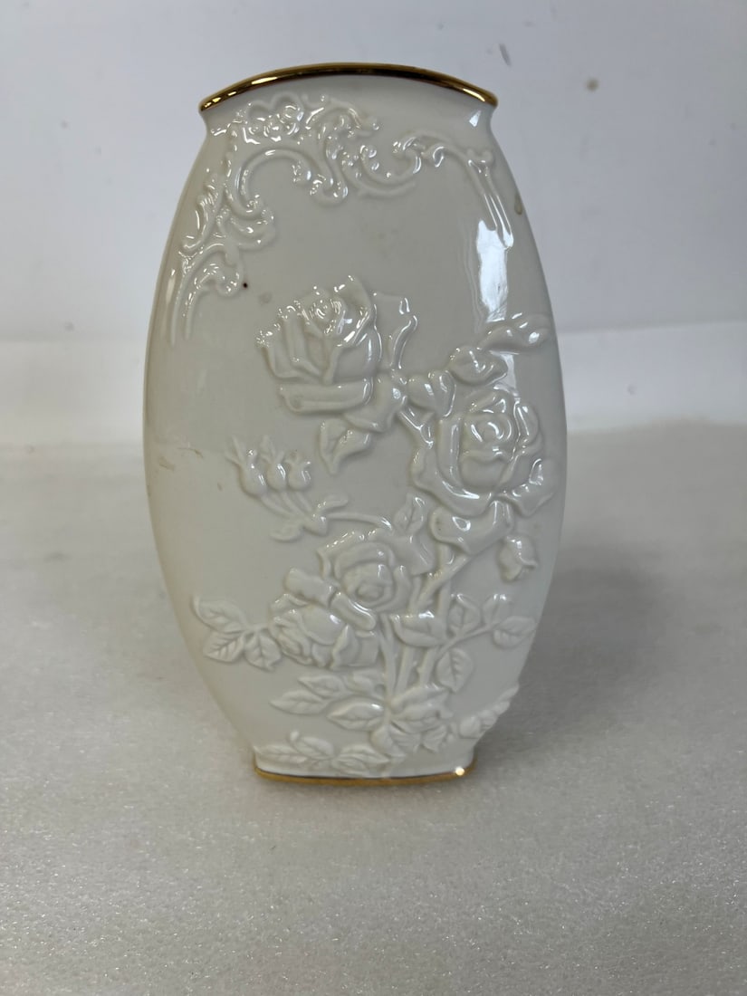Lenox Vase. Gilt Rim: 8 1/2"H