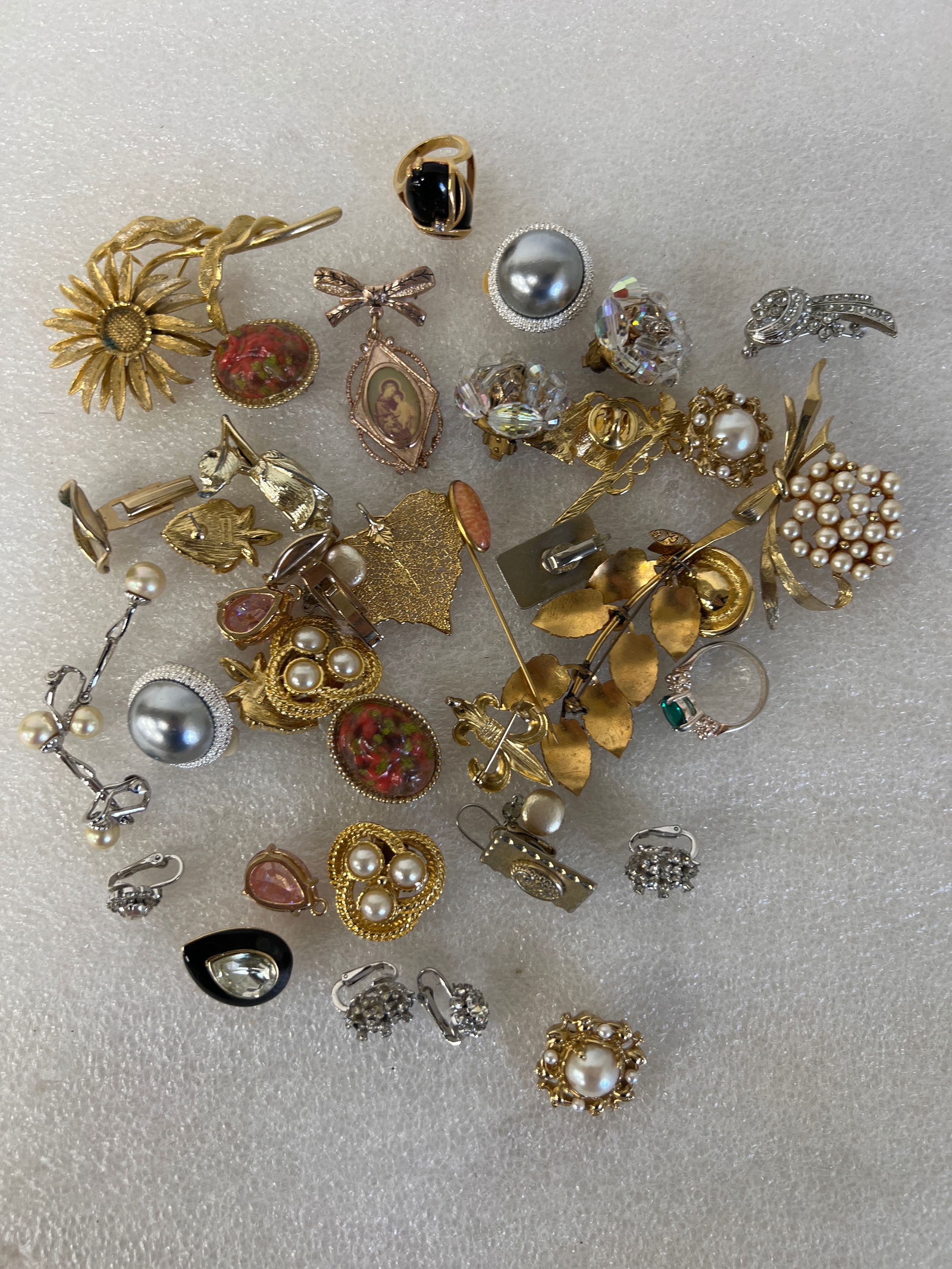 Large lot of Cpstume Jewelry  (26) (1 of 1)