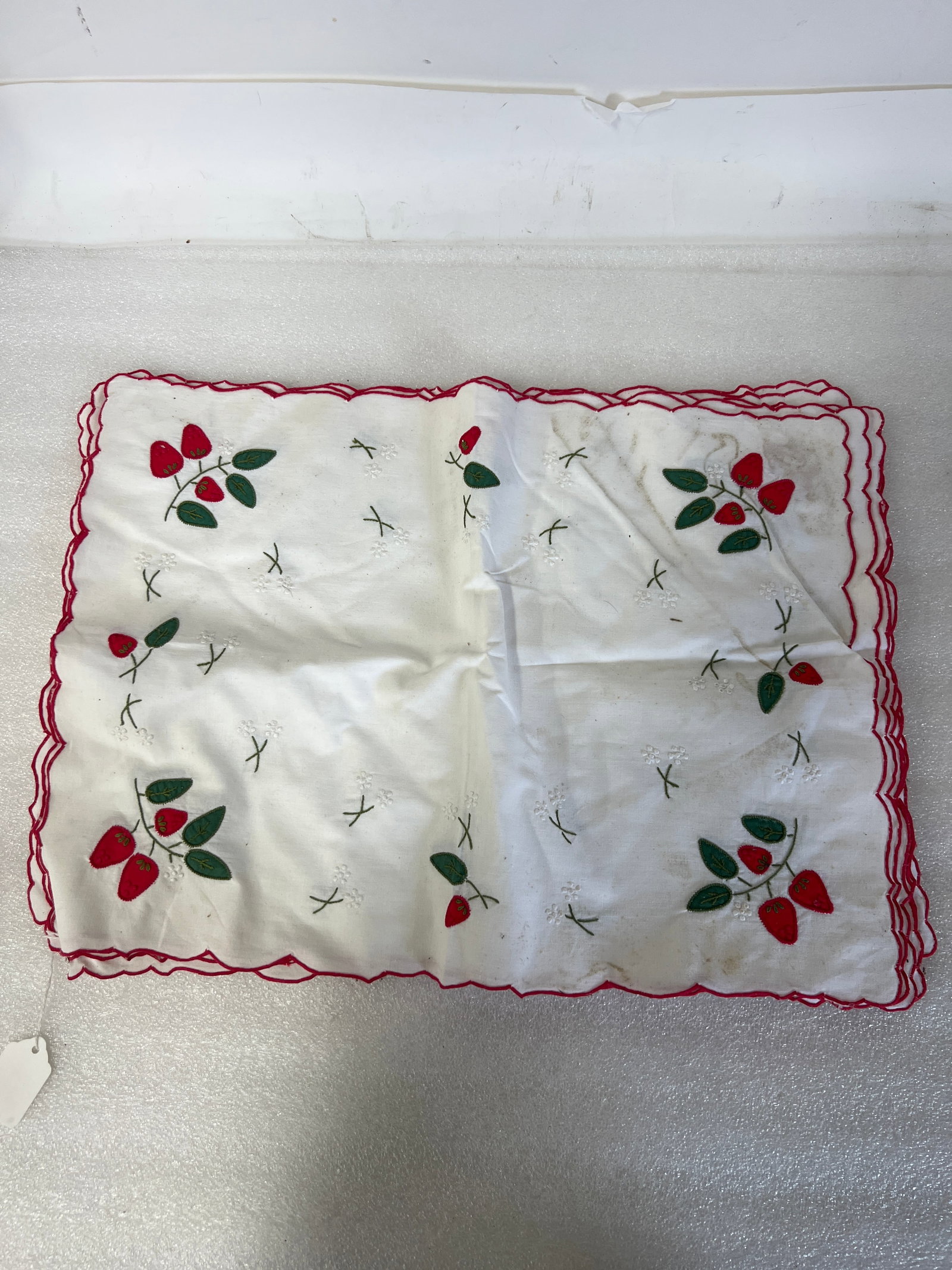 Placomats With Strawberries (8): 17 1/2" H