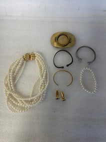 Collector or Dealers lot of vintage Costume Jewelry (7)