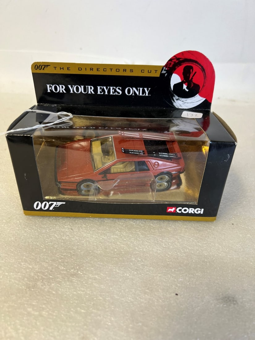 Corgi James Bond 007 "The Directors Cut" Lotus Esprit Turbo Die-Cast Model Car (1 of 2)