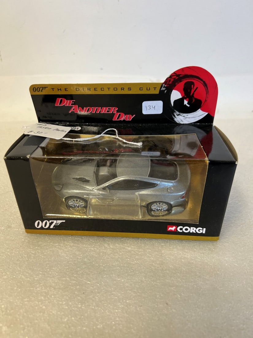 Corgi James Bond 007 Aston Martin V12 Vanquish Die-Cast Model Car (1 of 1)