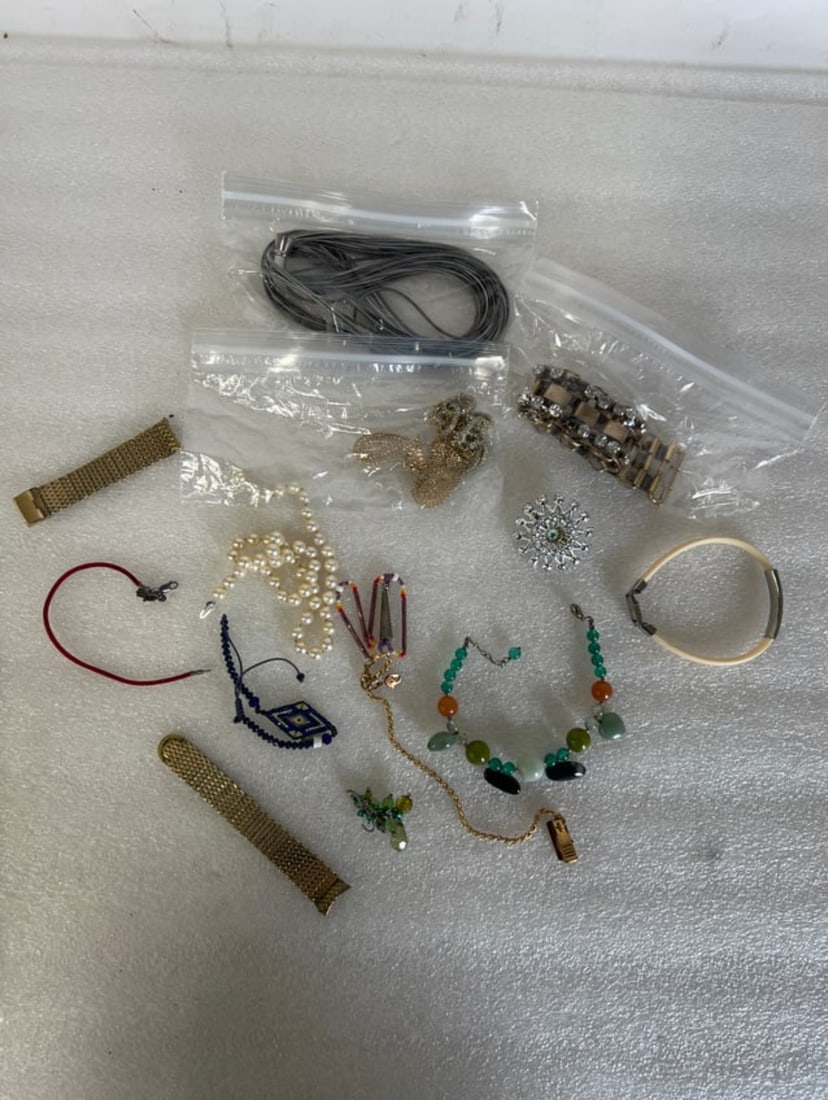 Large Collector or Dealer's Lot Vintage Costume Jewelry: As pictured