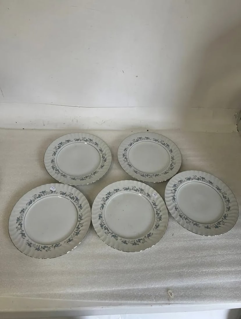 Trellis Porcelain Service Plates (5) (1 of 3)