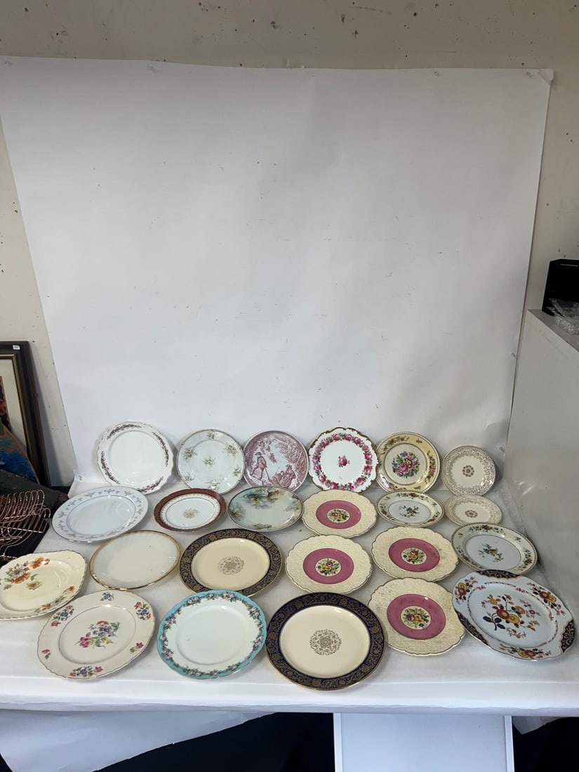 Large Lor of Antique China (23): Vanity Fair Plates marked for 22K gold trim; Royal Cauldon Plates (4); , Heinrich & Co (2) and 15 other plates inc. Heinrich, Royal Cauldon, Vanity Ware with 22 K trim ; Baum Bros. ; Oven Fire King, S