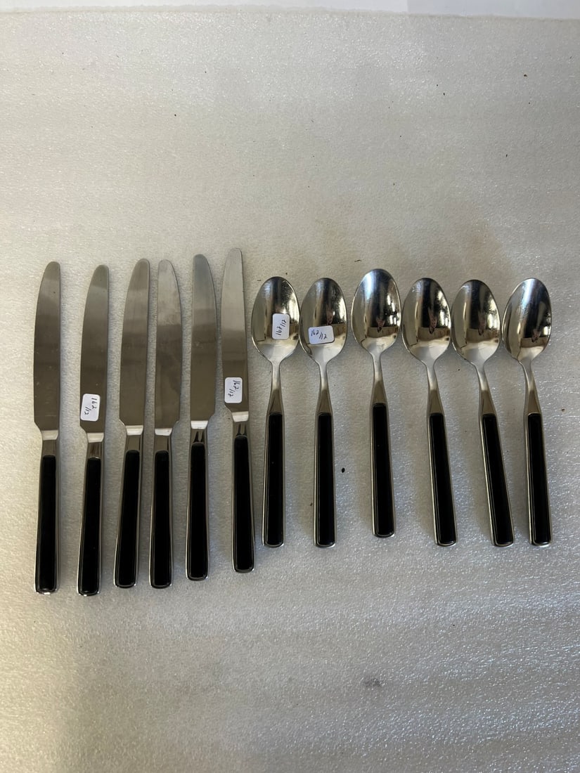 SEED INOX French Flatware (12) ': Six knives and Six tablespoons. 12 in the lot Onyx and silverplate,