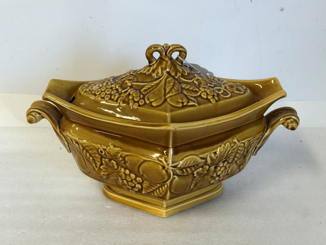 Royal Worcester Pottery Soup Tureen (1 of 3)