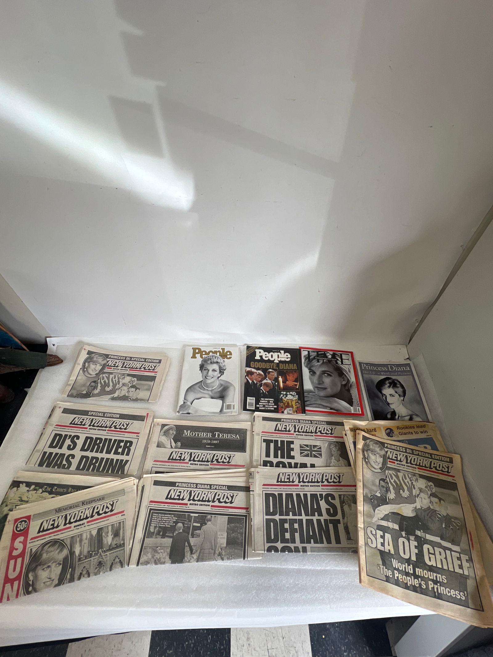 Collectors Lot Of Princess Dianas Life/Death Newspapers and Magazines (17): 13 Newspapers all from September of 1997. Varied Newspapers. 4 magazines all from September of 1997. Two Peoples Magazines and a Times and one other.