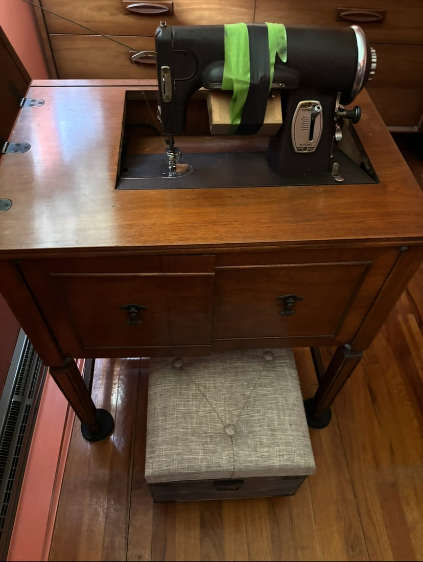 Vintage Sowing Machine in table (1 of 1)