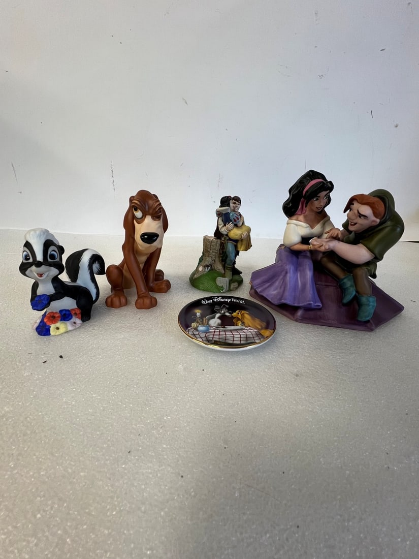 Disney Figures, Box and Plate (5) (1 of 3)