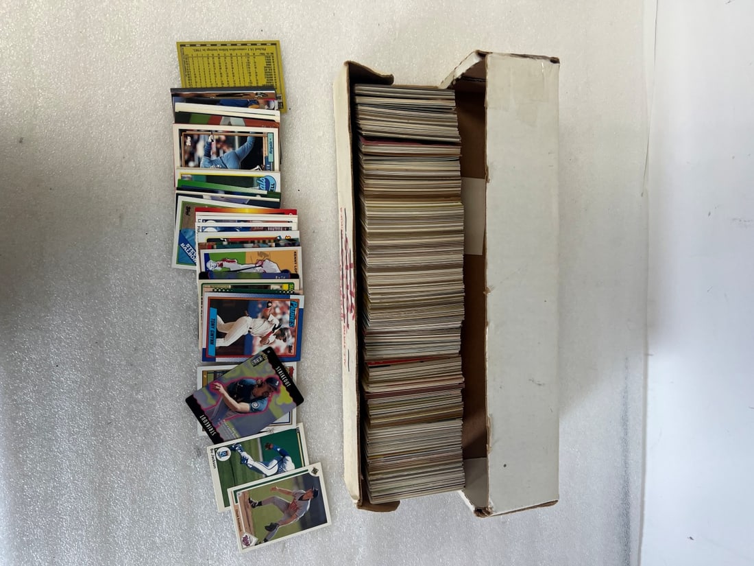 Large Lot Collectible Baseball Cards: Topps. Fleer,Score Etc. Approx. 600