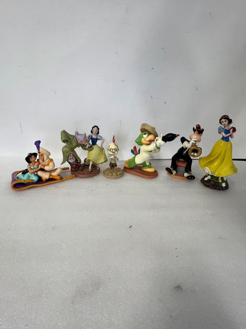 Walt Disney Figures Six in the lot. (1 of 3)