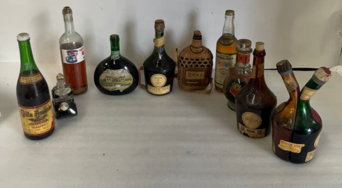 Box Lot of Alcohol (10): Vintage Alcohol Bottles 10 in the Lot. Includes Brandy, Siena Wine. Extra Dry Vermouth, Benedictine, Gori Gori, Mateus White.