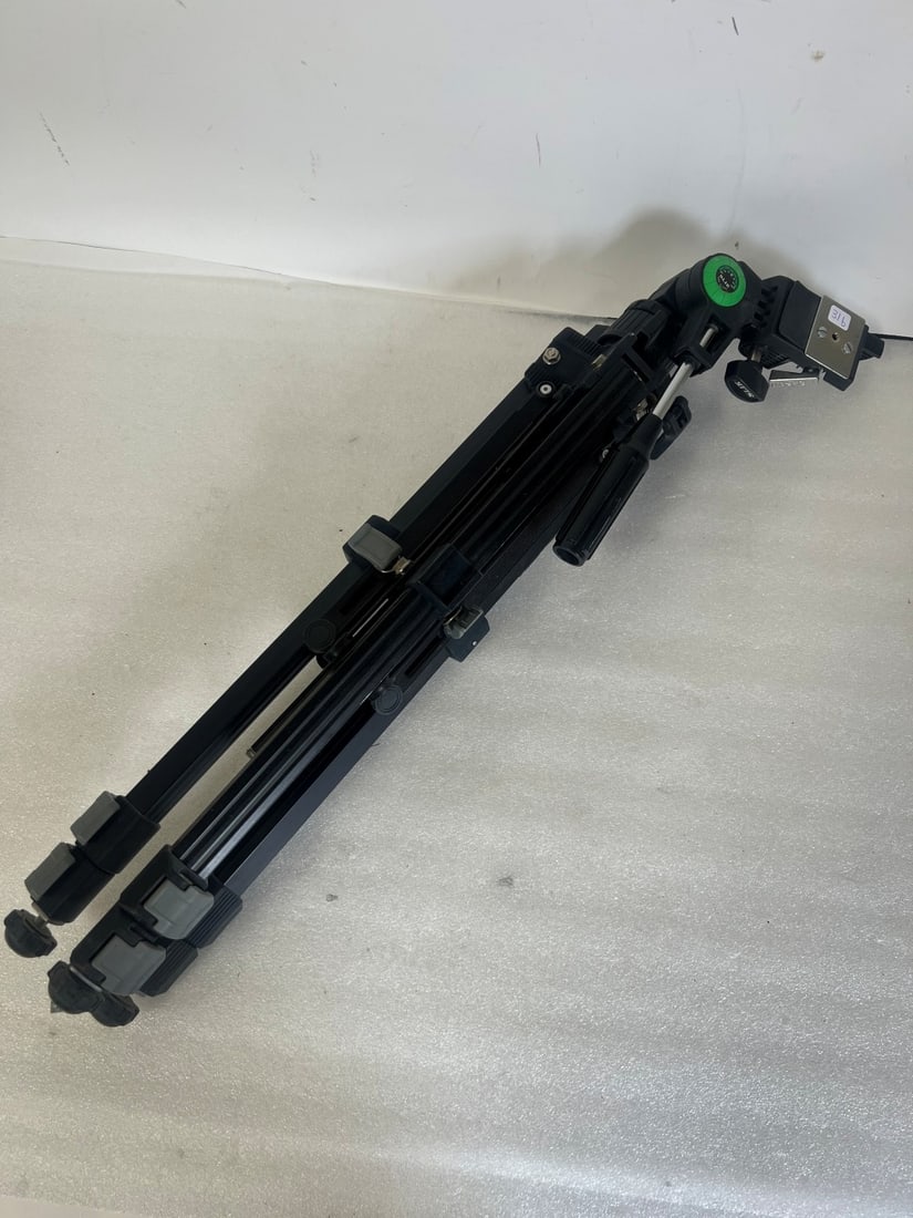 Tripod Slik Marked Twice Universal Tripod (1 of 2)