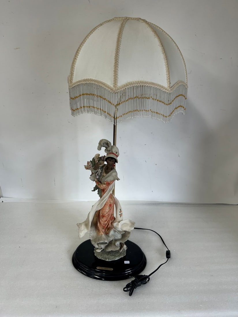 Vintage Classical Lady Table Lamp (1 of 3)