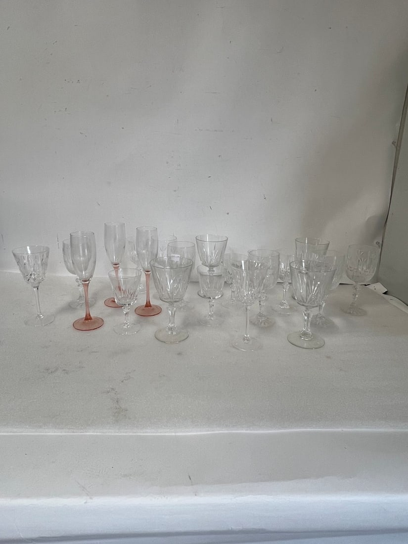 Collectors Lot of Vintage Glassware. (21) (1 of 4)