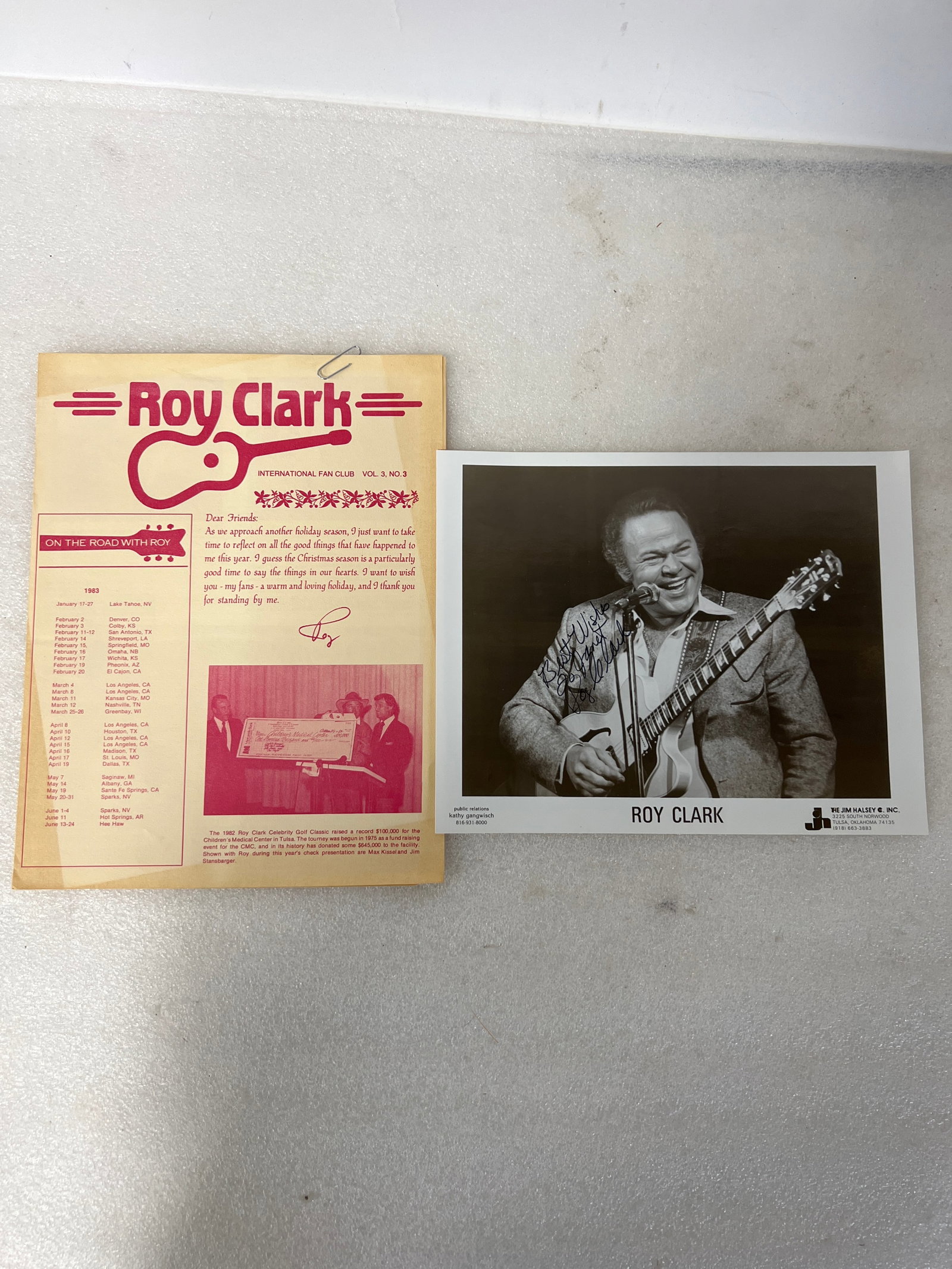 Roy Clark Sgd Photo & Fan Club Newsletter 1983: Two items in the lot