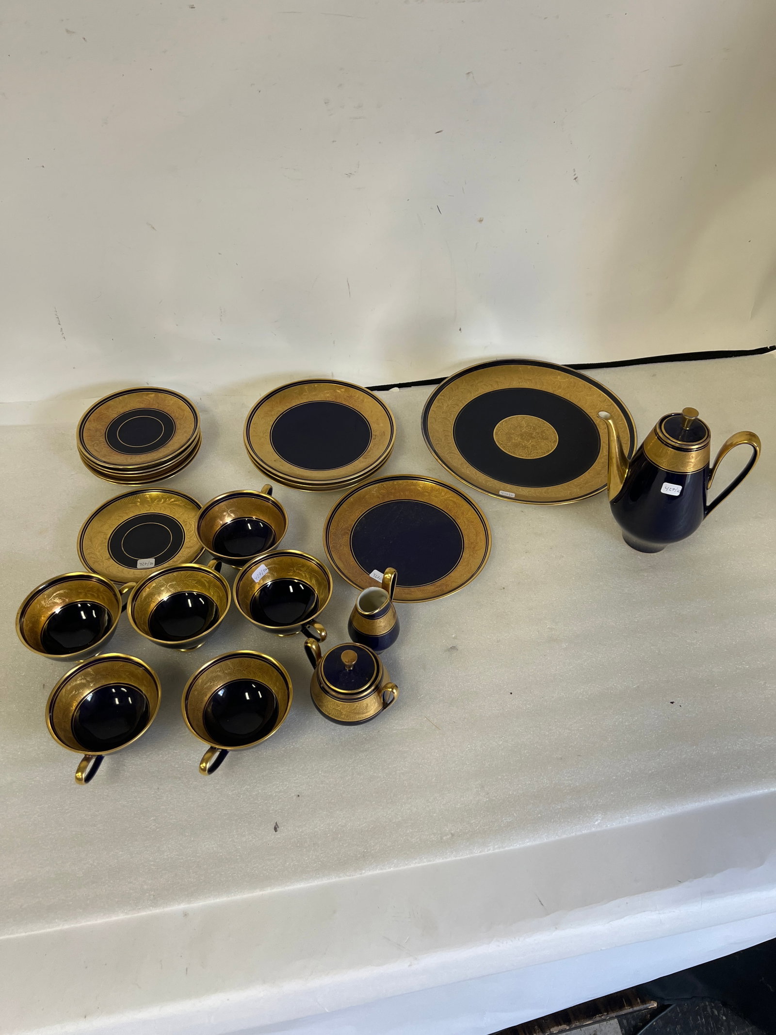 Lindner Kueps Bavaria Partial Tea Service (20): All marked at the underside. Set includes 6 tea cups with saucers, 1 sugar bowl and creamer, 1 Tea pot, 4 dessert plates and 1 serving dish. As pictured.