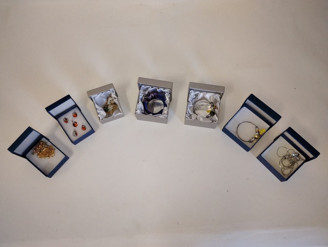 Vintage Lot of Costume Jewelry (7) (1 of 5)