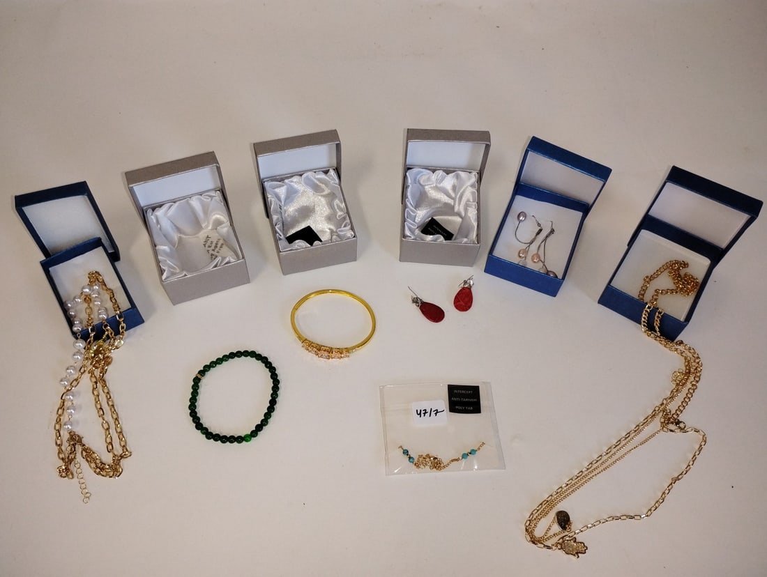 Collectors Lot of Vintage Costume Jewelry (7) (1 of 8)