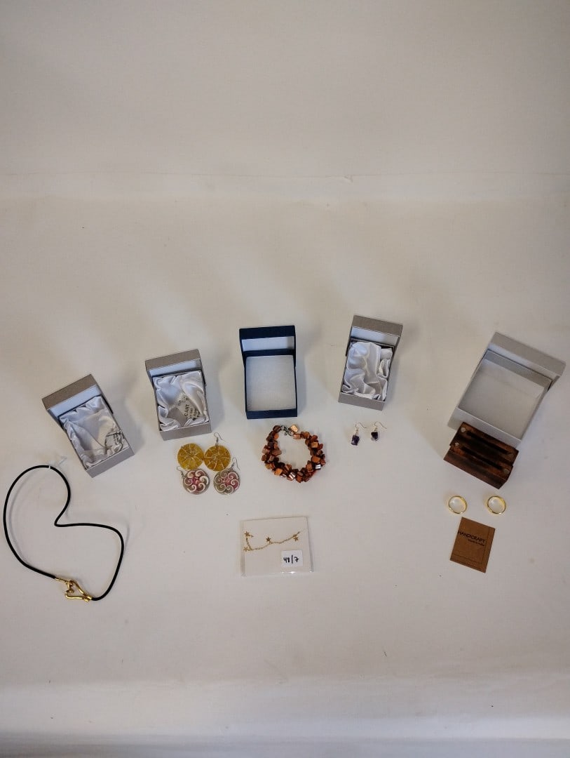 Vintage Lot of Costume Jewelry (7) (1 of 11)