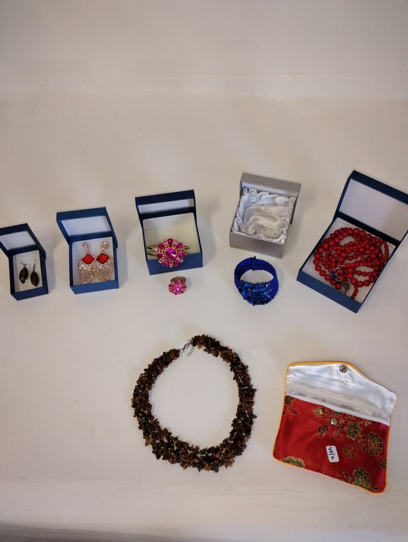 Vintage Lot of Costume Jewelry (7) (1 of 12)