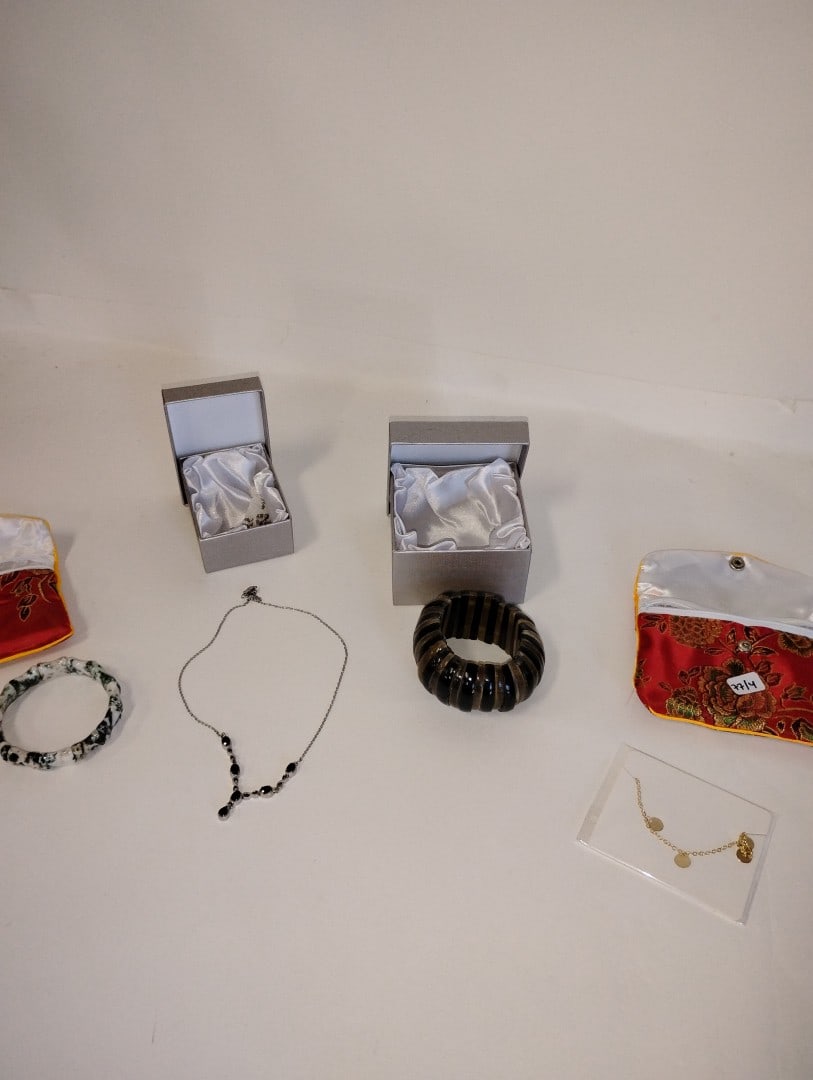 VIintage Costume Jewelry (4) (1 of 9)