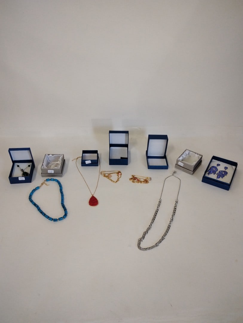 Vintage Costume Jewelry (7): 7 pieces in the lot. All in original box. 4 necklaces, a pair of earrings for pierced ears and 2 pins.