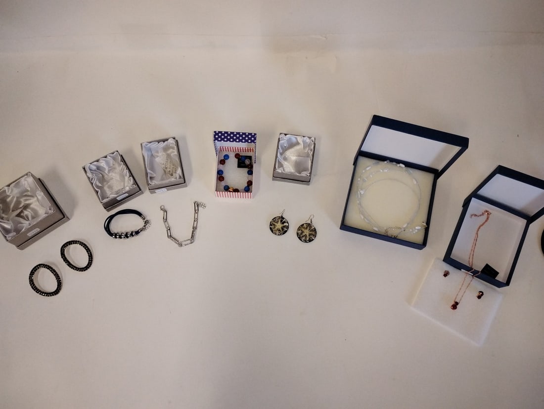 Vintage Costume Jewelry (7): Bracelet(3), earrings for pierced ears(2), a set Inc. pendant on chain and earrings for pierced ears, a necklace