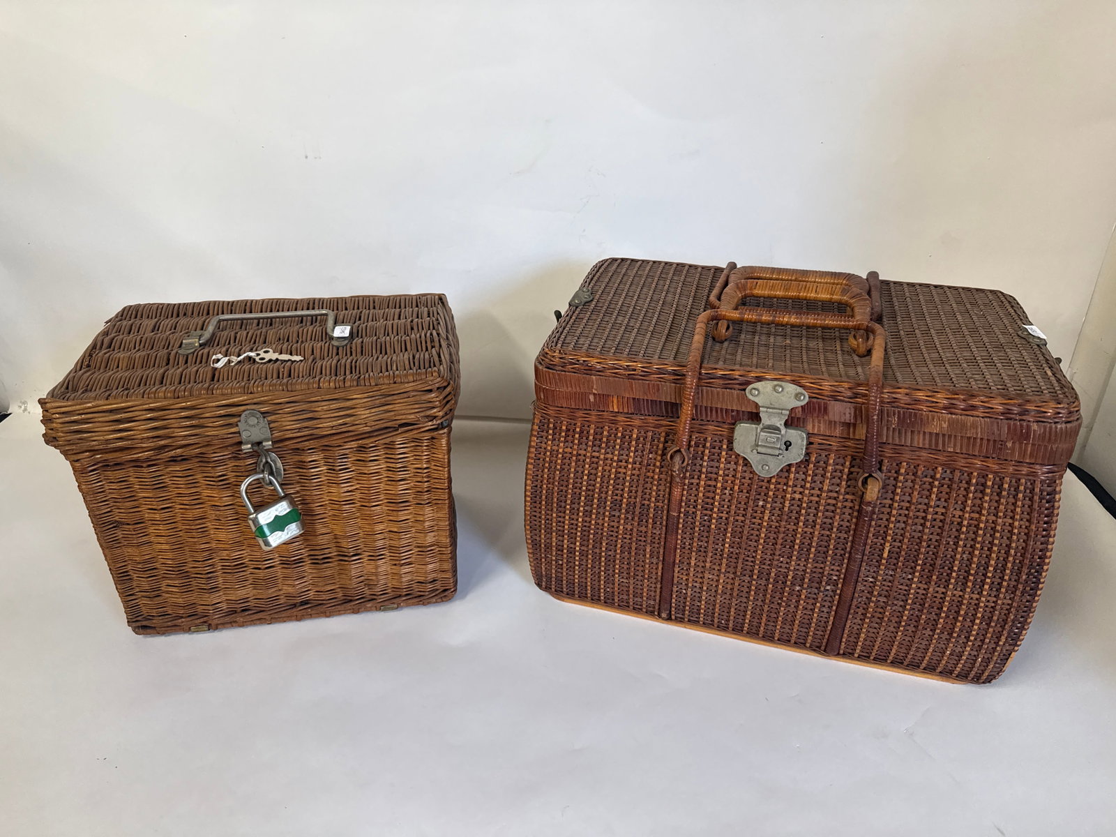 Vintage Handled Picic Baskets (2) (1 of 3)