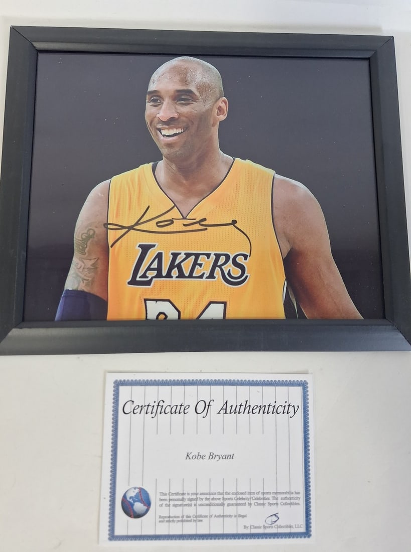 Signed Photograph Kobe Bryant (1 of 3)