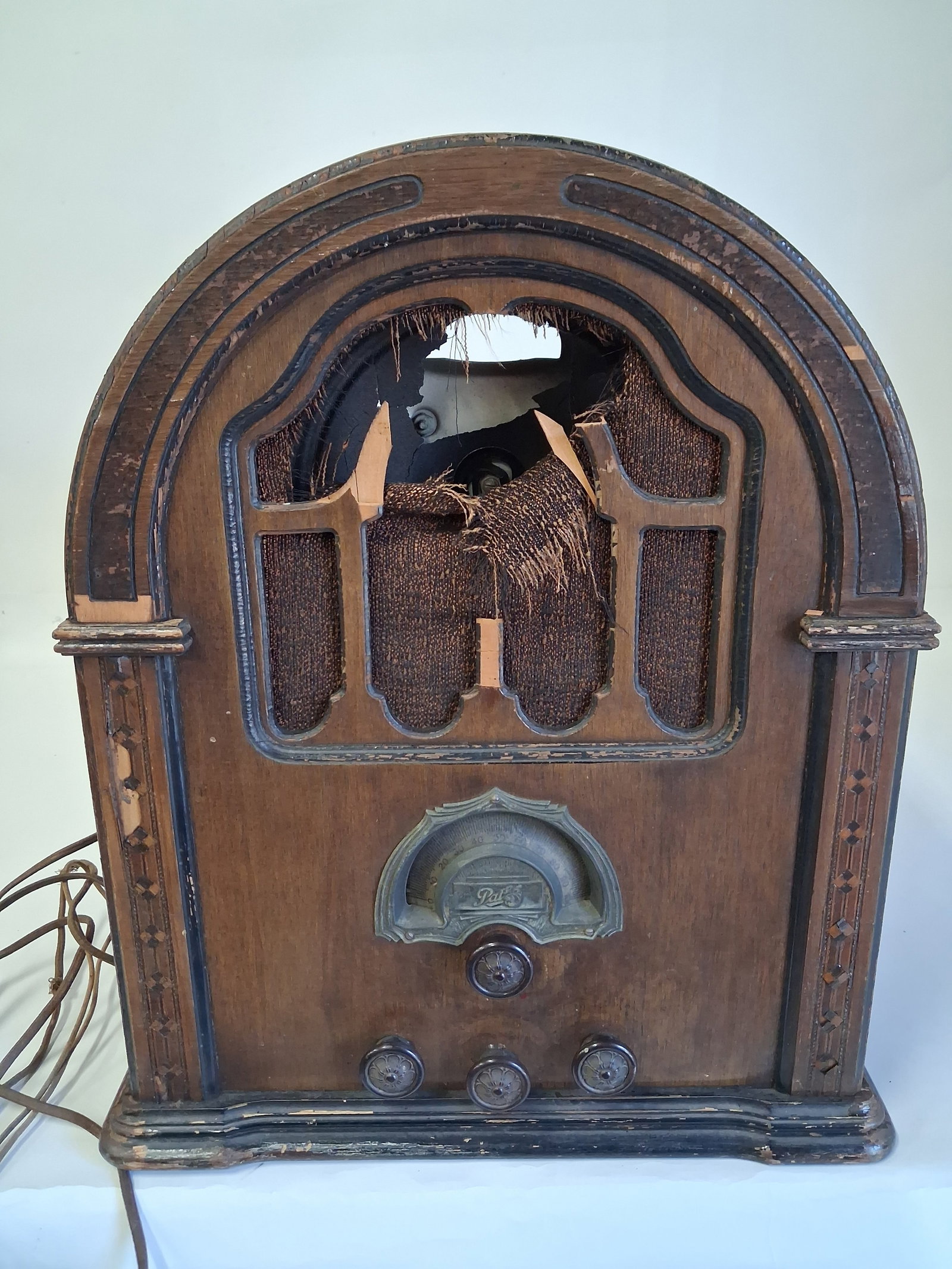 Vintage Radio: Vintage Radio for parts or restoration. As pictured. 18 1/2" h x 15 3/4" W