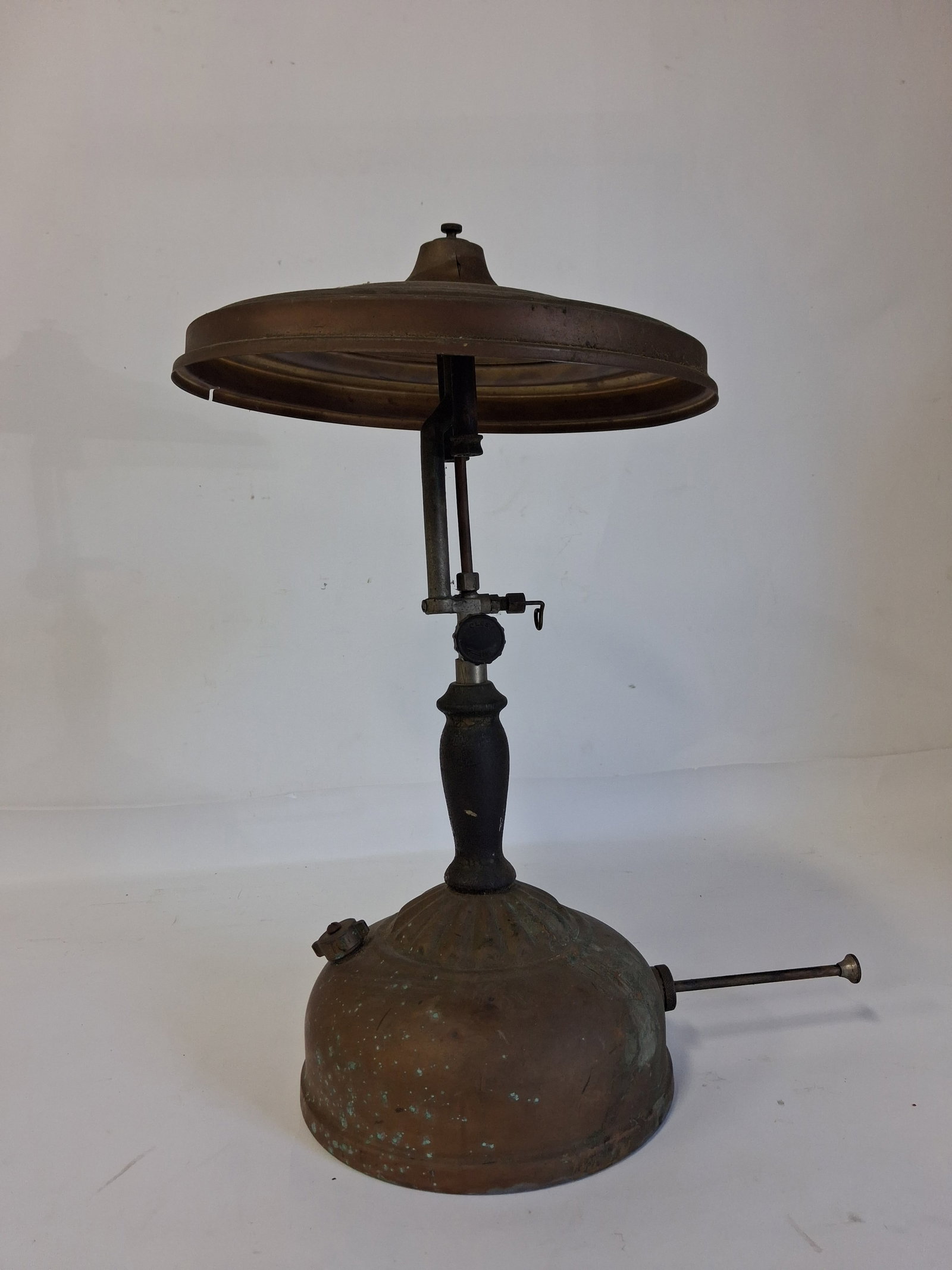 Vintage Coleman Metal Kerosene Lamp: 18 1/2" H x 11" in