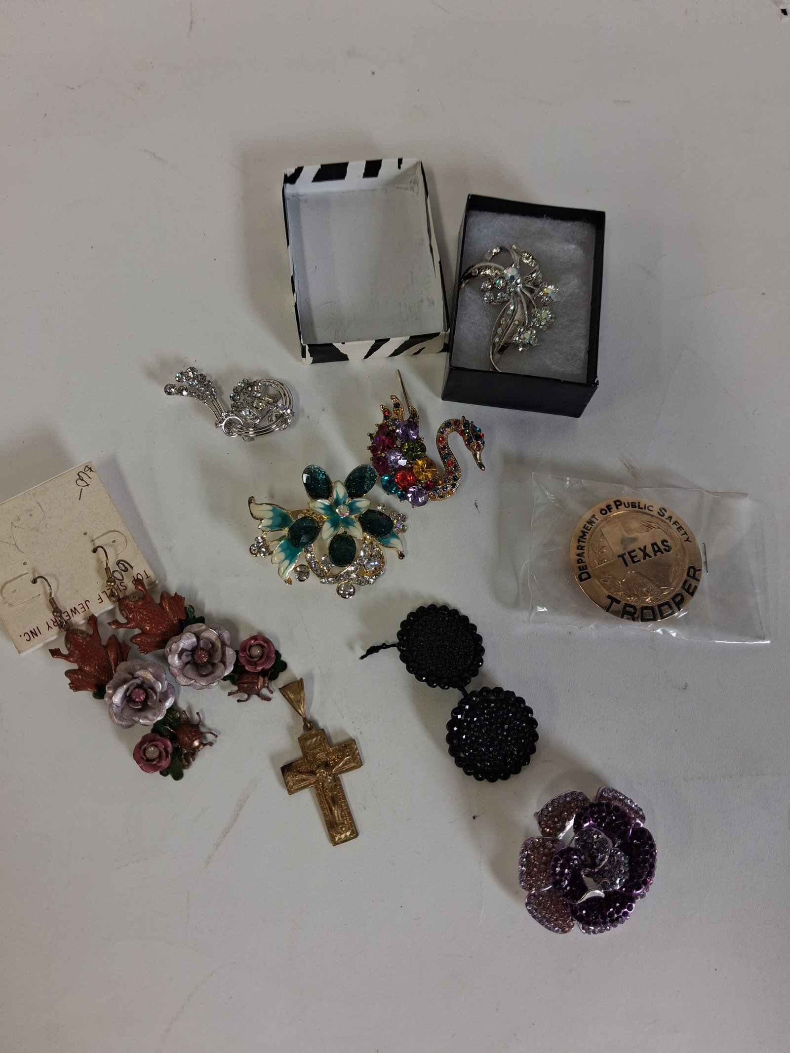 Costume Jewelry lot(9): Lot of costume jewelery. As pictured.
