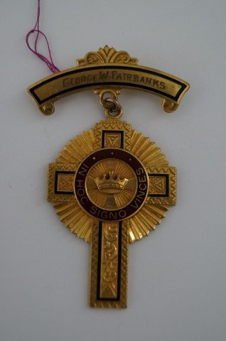 1954 George W. Fairbanks Medal: "In Hoc Signo Vinces" Included at back "Presented by Hudson River Commandery No. 35 F.C.T. 1954" 20K Gold filled. Included in the lot is a 1960 Newburgh-Beacon News aritcle about George W. Fairbanks w