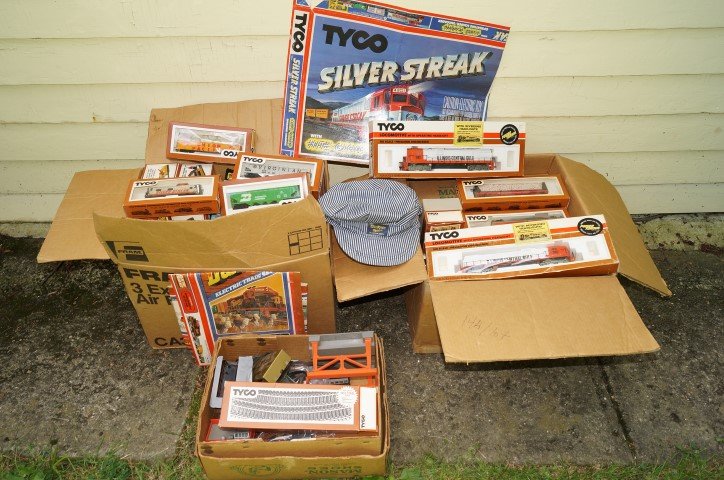 Lot of Tyco Trains: Engines, cars, track etc. represented in the lot