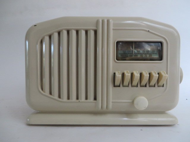 Two Tone Radio: Model D2615. Ivory. 7 5/8"H. x 11 1/4"W.