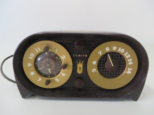 Zenith Radio: G-516 C. 1950. Brown and gold plastic case.