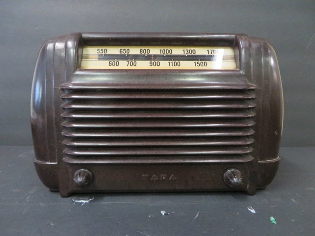 Fada Vintage Radio: 605 C. 1946 Bakelite brown case. Gold top dial