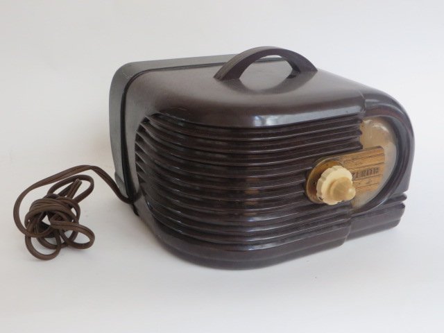Zenith Radio: Model 6D315DU 1938. Bakelite/Metal.Brown. Gold Bar.White Knob.Collins Page 38