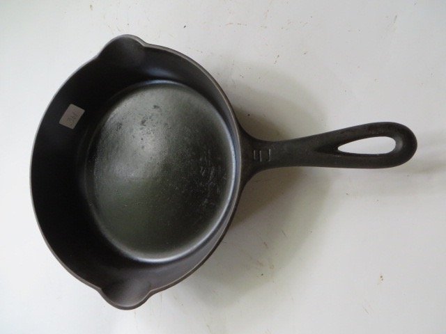 Griswold Cast Iron Skillet: No. 5. Marked Erie, Pa. U.S.A. 724