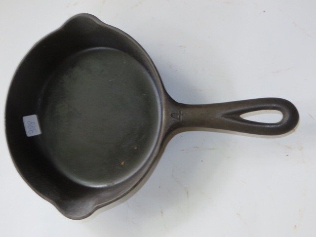 Griswold Cast Iron Skillet: 4 Erie, Pa., U.S.A. No. 702 Heat ring.