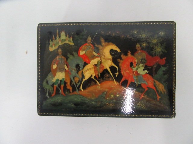 Russian Hand Painted Lacquered Box: 5 1/2" x 4" x 1 1/2"