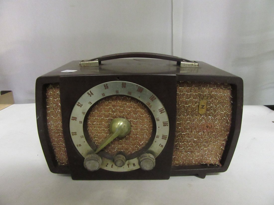 Zenith Antique Radio: Fabric at front as is at corner.
